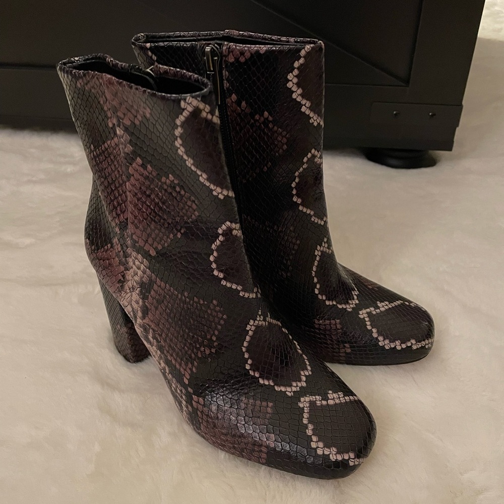 Vince Camuto
Women's Dannia Square - Toe Booties